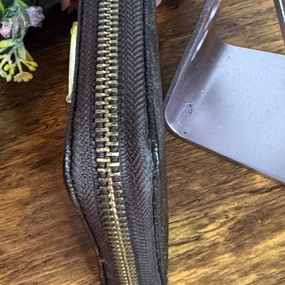 Michael Kors Jet Set Leather Wallet - Dark Brown with Gold Emblem - Picture 7 of 9